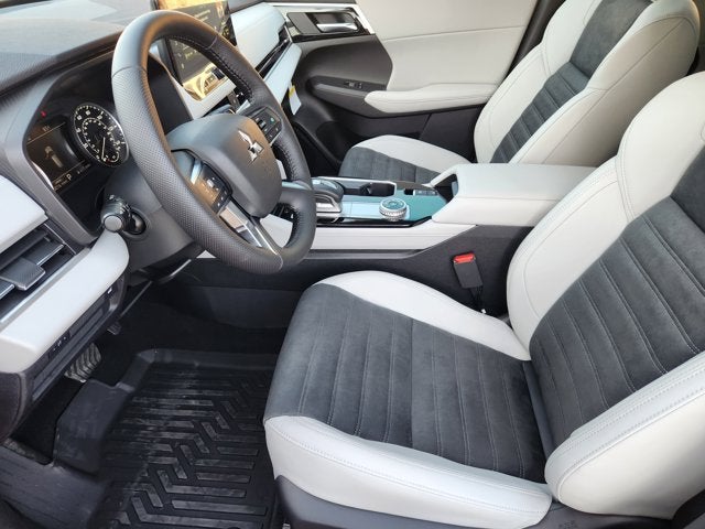 2025 Mitsubishi Outlander Base