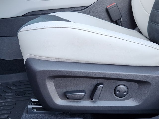 2025 Mitsubishi Outlander Base