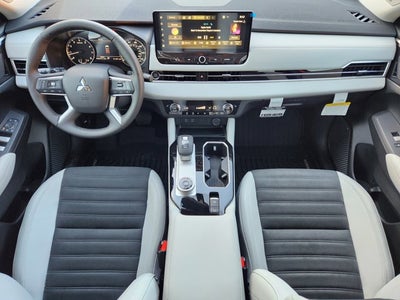 2025 Mitsubishi Outlander Base