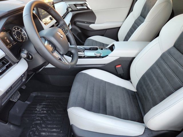 2025 Mitsubishi Outlander Base