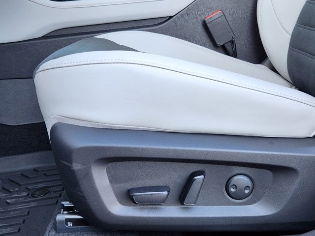 2025 Mitsubishi Outlander Base