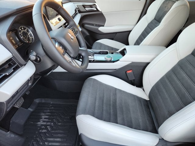 2025 Mitsubishi Outlander Base