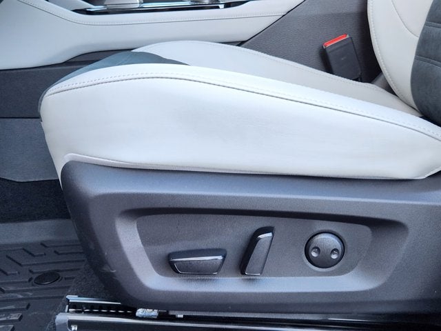 2025 Mitsubishi Outlander Base