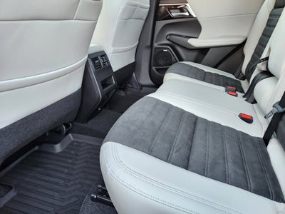 2025 Mitsubishi Outlander Base