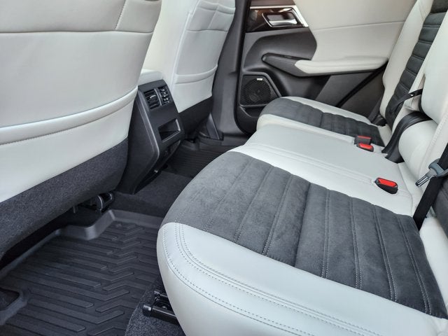 2025 Mitsubishi Outlander Base