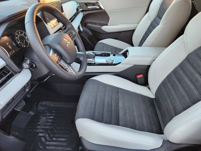 2025 Mitsubishi Outlander Base